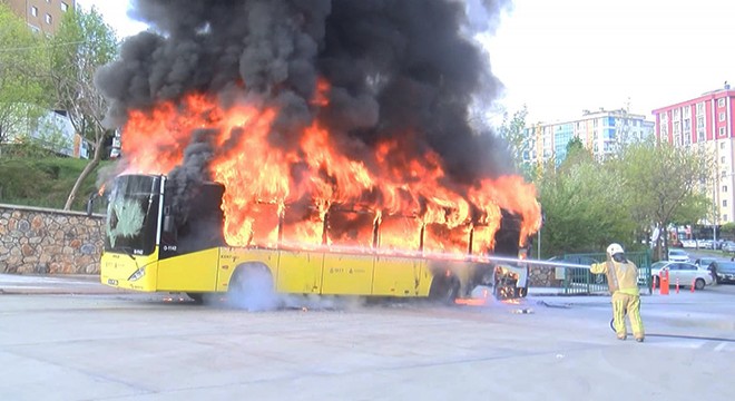 Park halindeki İETT otobüsünde yangın çıktı