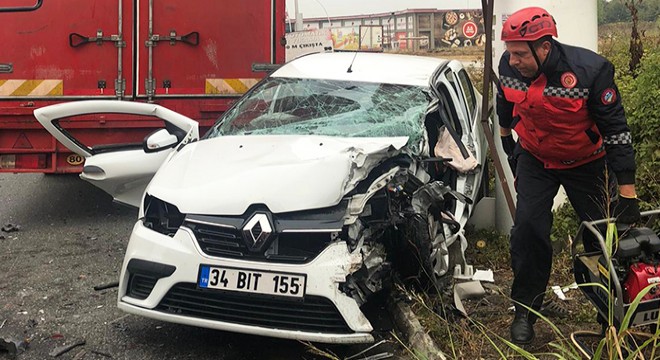 Park halindeki TIR ile beton direk arasına sıkıştı:1 yaralı