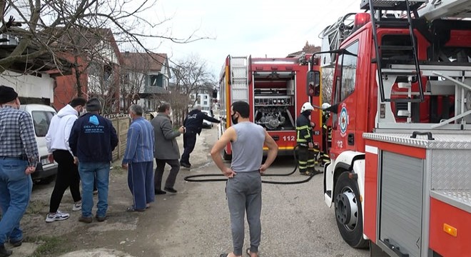 Park halindeki aracın motoru alev aldı