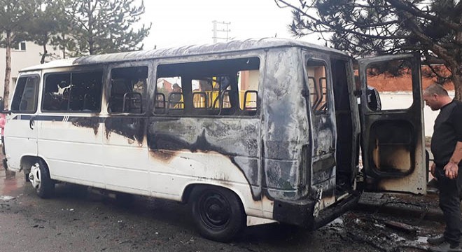 Park halindeki minibüsün yanma anı kamerada