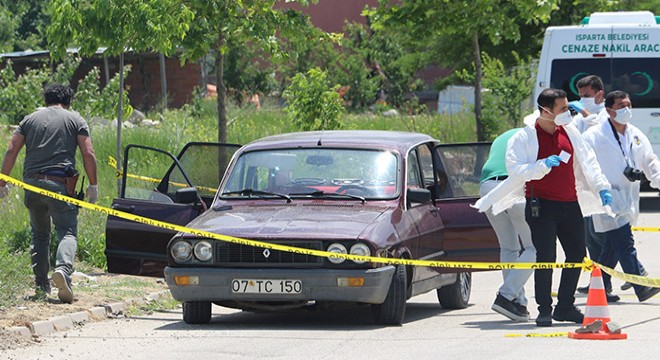 Park halindeki otomobilde ölü bulundu