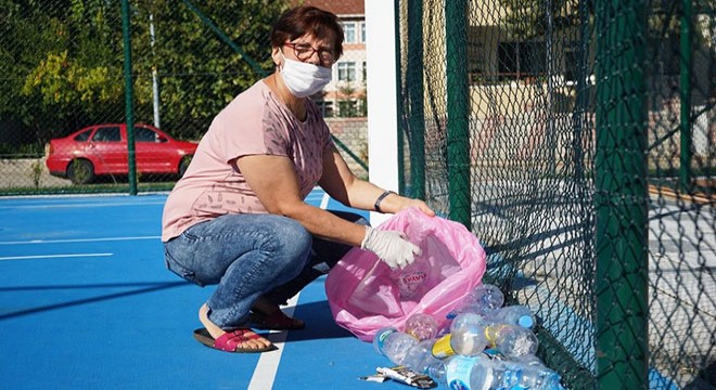 Parkı her gün gönüllü temizliyor