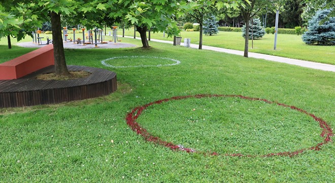 Parklarda sosyal mesafe alanları oluşturuluyor