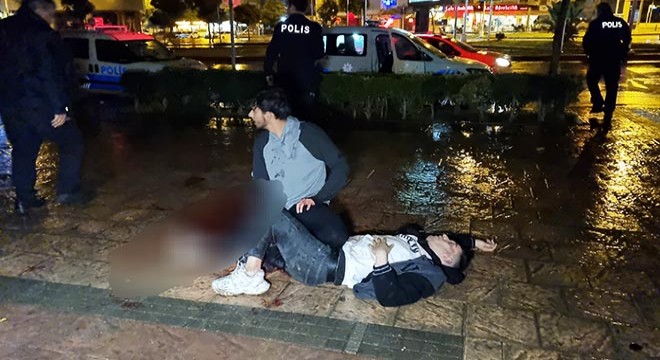 Parkta bıçaklanan genç, ağır yaralandı