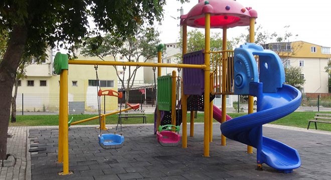 Parkta çocuklara cinsel organını gösterdi