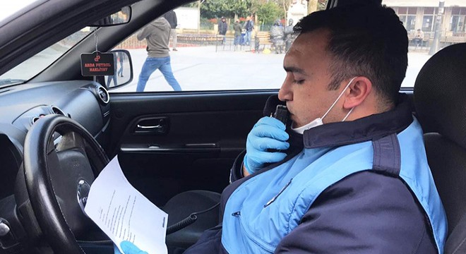 Parkta oturanları zabıta uzaklaştırdı