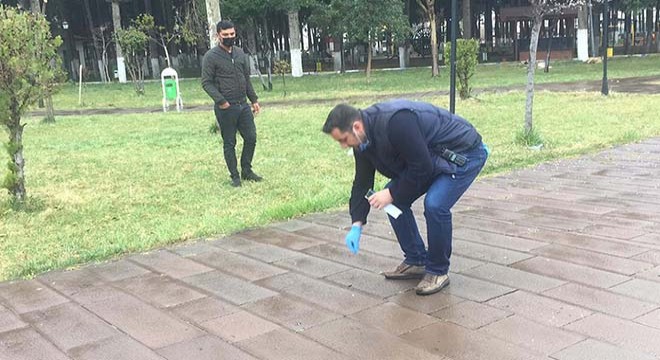 Parkta rastgele havaya ateş edip kaçtı