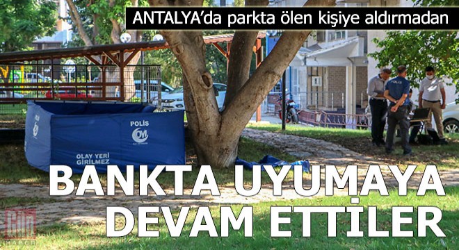 Parkta ölen kişiye aldırmadan bankta uyumaya devam ettiler