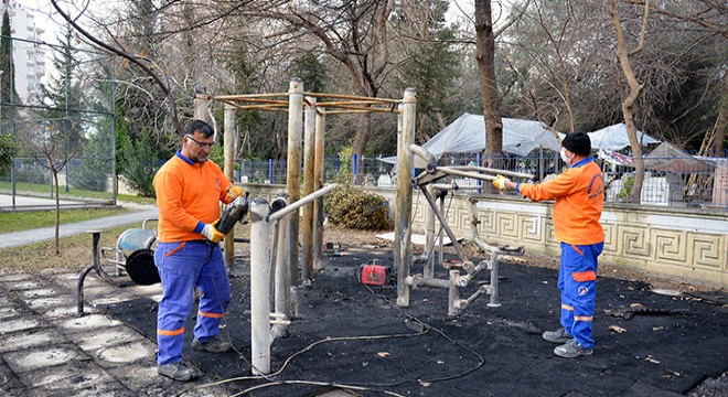 Parkta yangının izleri siliniyor