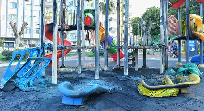 Parktaki çocuk oyun gruplarını yaktılar