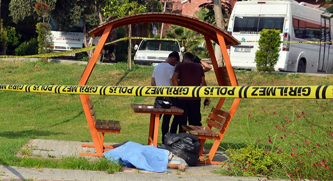 Parktaki kameriyede ölü bulundu