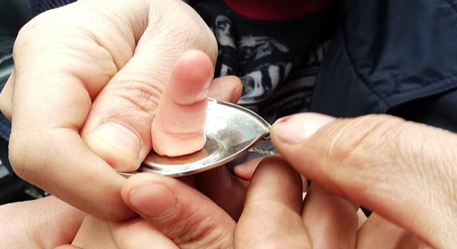 Parmağı su matarasına sıkışan çocuğu itfaiye kurtardı