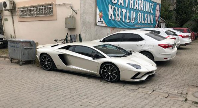 Parti toplantısına Lamborghini ile geldi