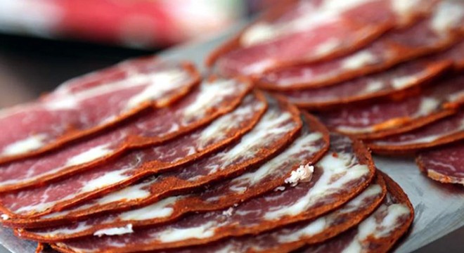 Pastırma yedikten sonra fenalaşan 5 kişi hastanelik oldu