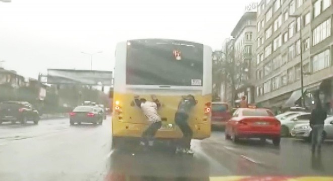 Patenlilerin İETT otobüsü arkasında tehlikeli yolculuğu