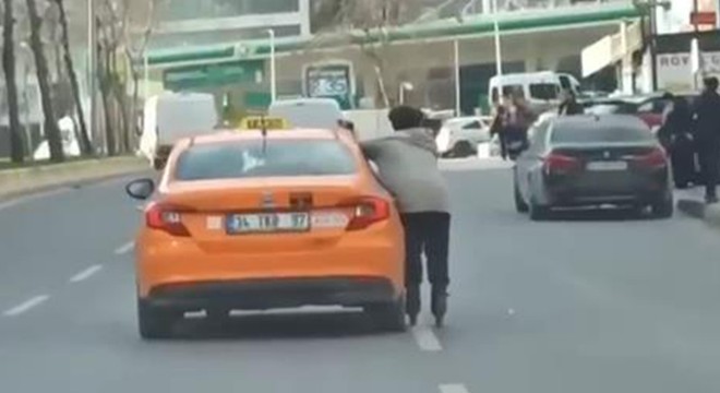 Patenlinin taksiye tutunup yaptığı tehlikeli yolculuk kamerada