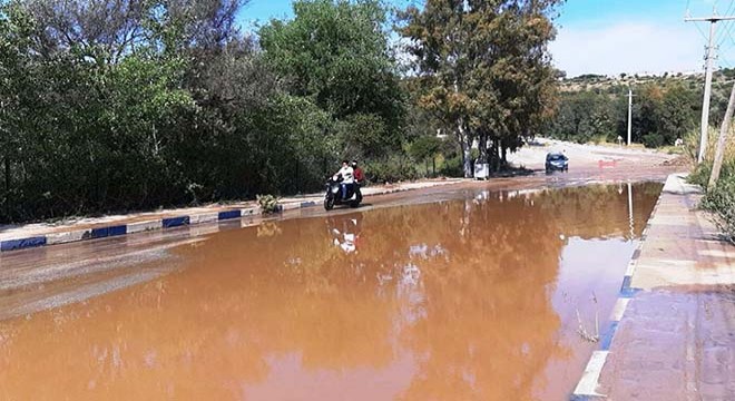 Patlayan su borusu çevreyi göle çevirdi