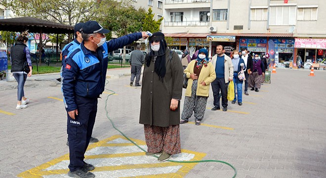 Pazar yerinde alışveriş kuyruğu