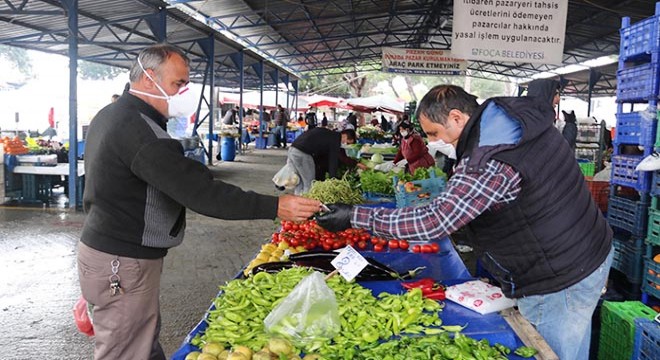 Pazar yerinde sosyal mesafeye yağmur engeli