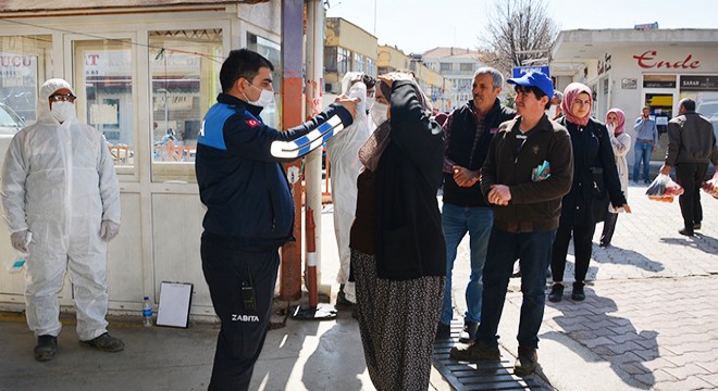 Pazara gelenlerin ateşleri ölçüldü