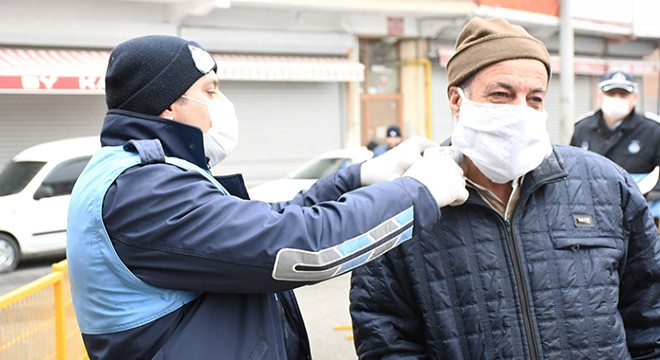 Pazara ateşleri ölçülerek alınıyorlar