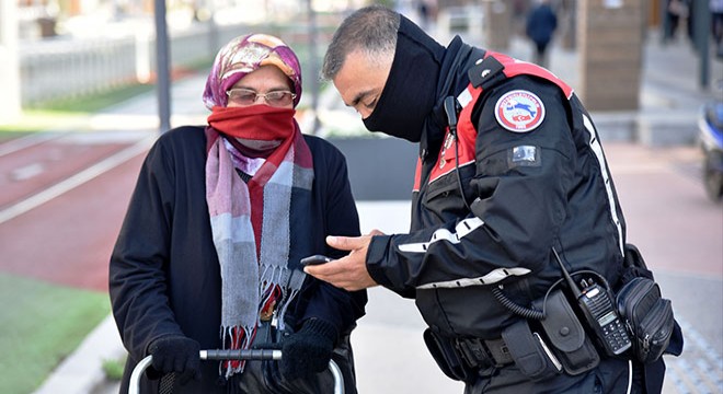 Pazara çıkan 70 yaşındaki kadını evine polis götürdü