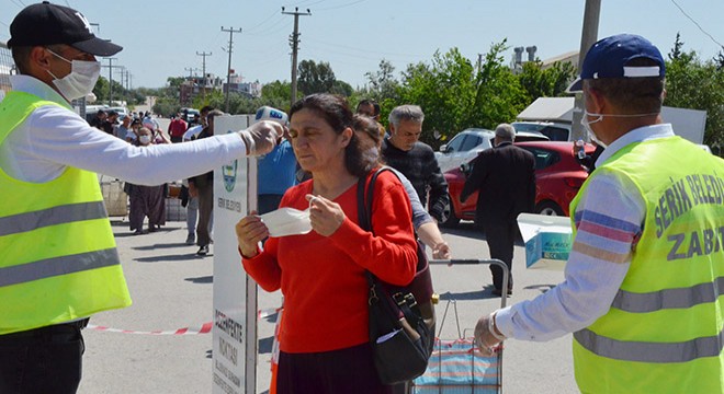 Pazara girmek isteyenler, kuyruk oluşturdu