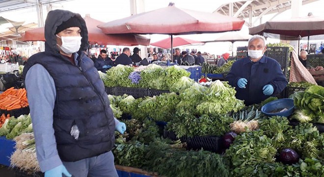 Pazarcı esnafına eldiven ve ıslak mendil dağıtıldı