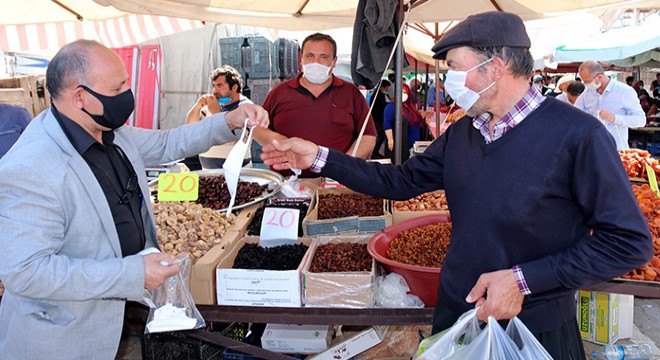 Pazarcı esnafına ve vatandaşlara maske dağıtıldı