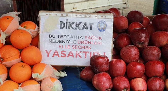 Pazarcılar,  elle seçmek yasak  notu ile uyarıyor