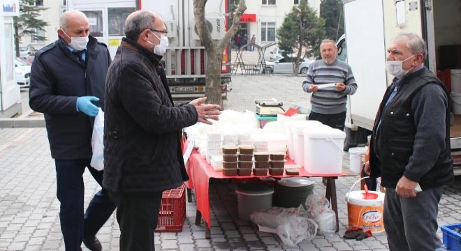Pazarcılara maske ve eldiven dağıtıldı