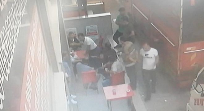 Pazarcıların levyeli sandalyeli yer kavgası kamerada