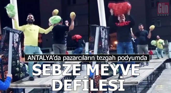 Pazarcıların tezgah podyumda sebze- meyve defilesi ilgi çekti
