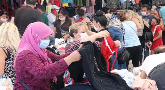 Pazarda alışveriş yoğunluğunda sosyal mesafe unutuldu