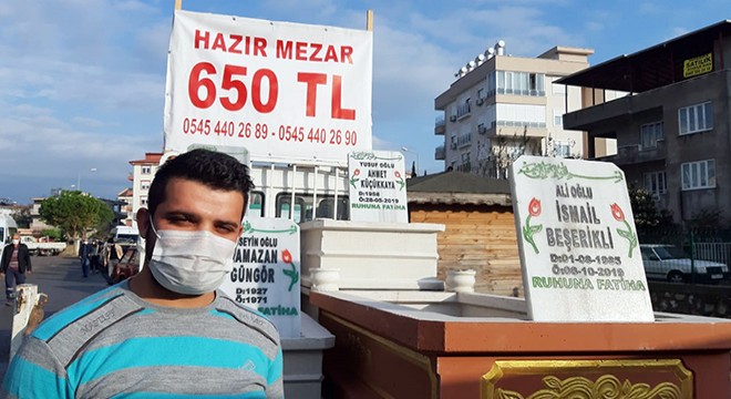Pazarda 'hazır mezar' tezgahı açtı