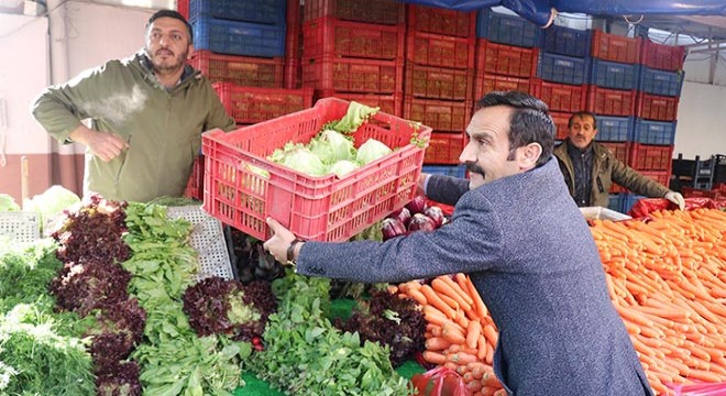 Pazarda ihtiyaç sahipleri için tezgah kuruldu