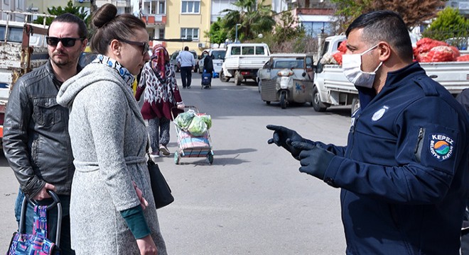 Pazarda maske zorunluluğuna uymayanlara zabıtadan uyarı