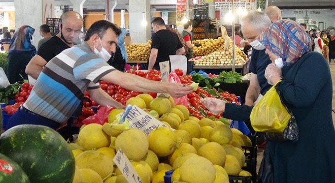 Pazarda 'sosyal mesafe' unutuldu