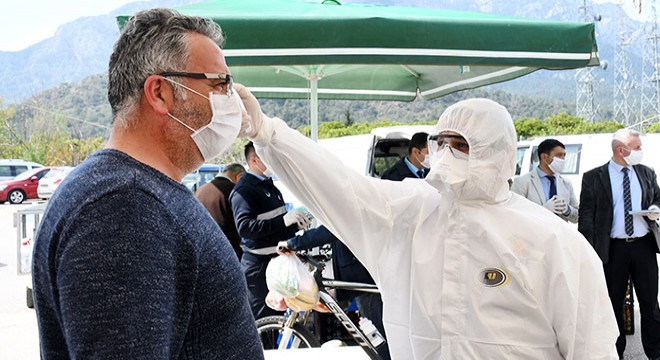 Pazarda ürünler poşetlendi, vatandaşa maske dağıtıldı