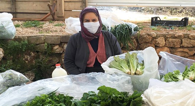 Pazarda maske dağıttılar