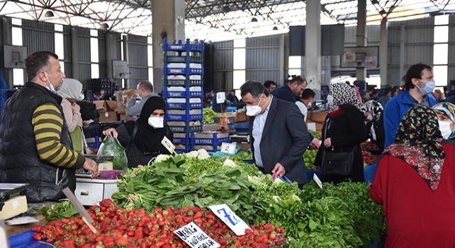 Pazarlarda maske var, sosyal mesafe yok