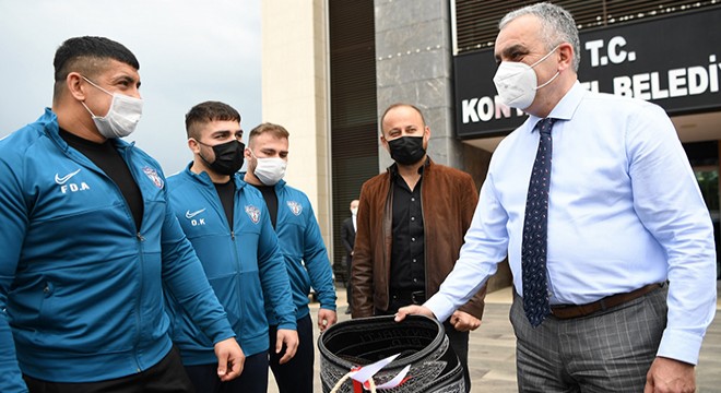 Pehlivanlar, Başkan Esen'e kispet hediye etti