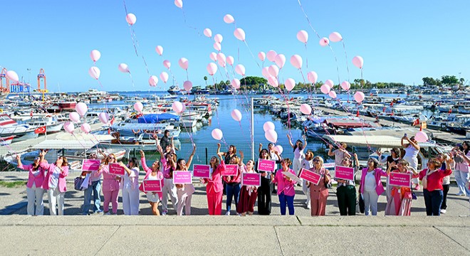 Pembe balonlar meme kanseri farkındalığı için gökyüzünde