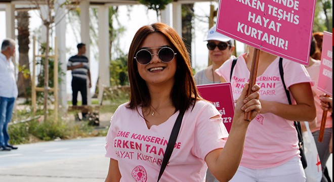 Pembe tişörtleriyle meme kanseri için yürüdüler