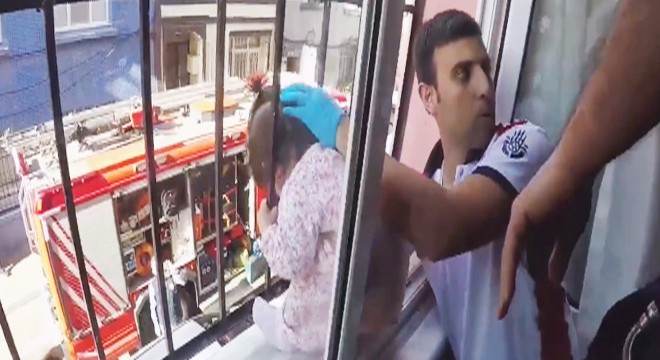 Pencere korkuluklarına başı sıkışan küçük çocuğu itfaiye kurtardı