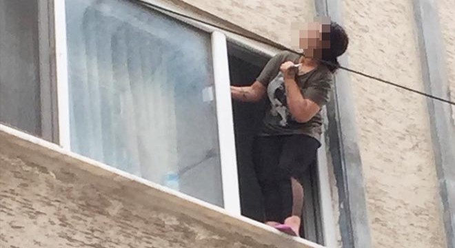 Pencerede, boğazına bıçak dayayıp intihara kalkıştı