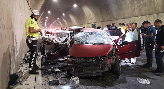 Pendik'te iki otomobil çarpıştı: 2 ölü, 1 yaralı