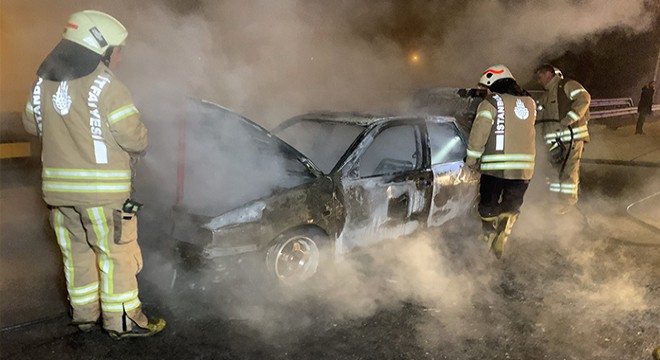 Pendik'te otomobil yangını