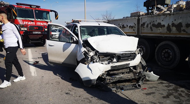 Pendik'te trafik kazası: 3 yaralı