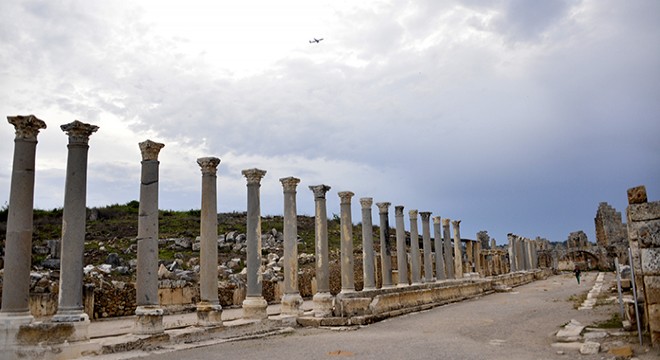 Perge'de 32 sütuna sponsor